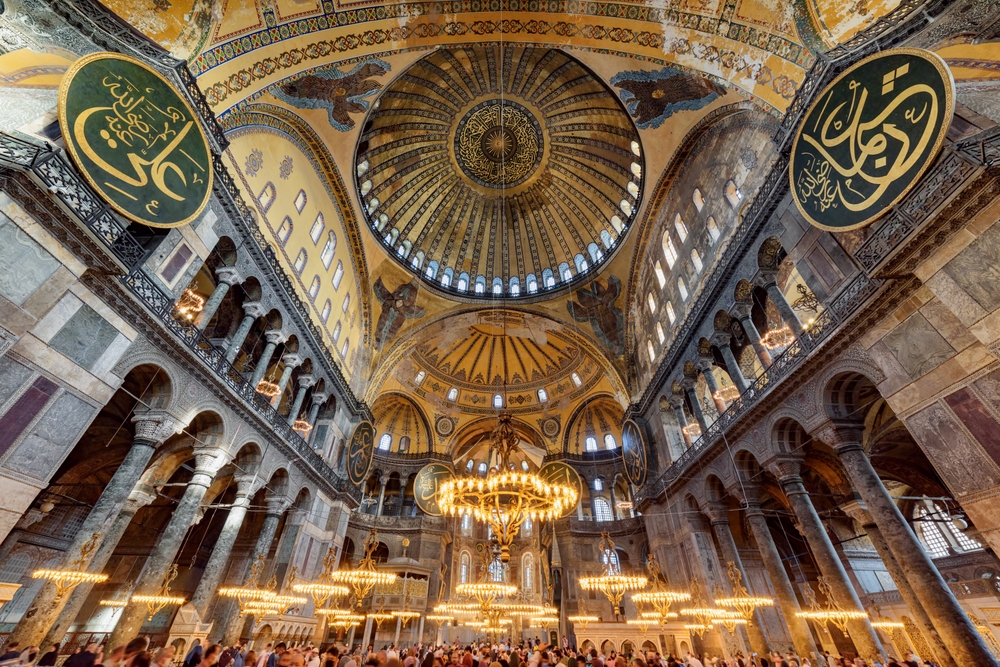 Innenansicht der Hagia Sophia mit zentraler Kuppel, Bögen der Oberen Galerie und historischer byzantinischer Architektur in Istanbul