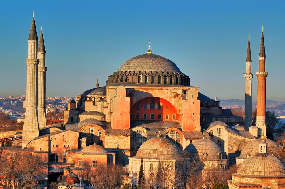Außenansicht der Hagia Sophia mit osmanischen Minaretten über dem Sultanahmet-Platz in der historischen Skyline Istanbuls