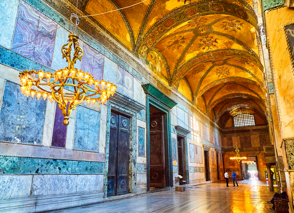 Innenansicht des Kaiserportals der Hagia Sophia mit historischen Bronzetüren und byzantinischem Mosaik über dem zeremoniellen Eingang in Istanbul