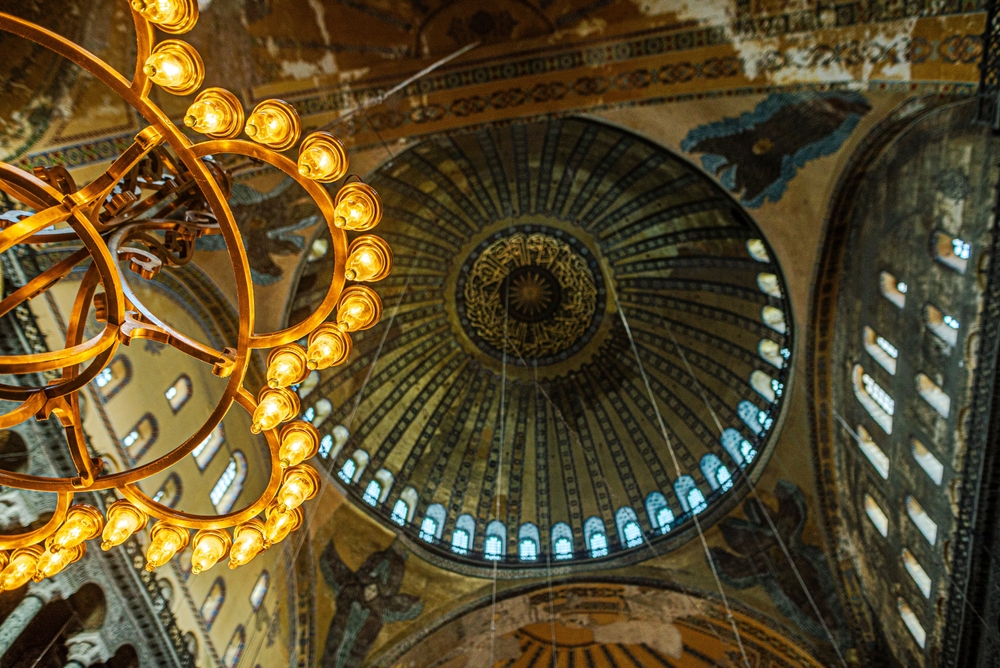 Innenansicht des Mihrabs der Hagia Sophia mit reich verziertem osmanischem Gebetsnischen-Design unter der historischen zentralen Decke in Istanbul