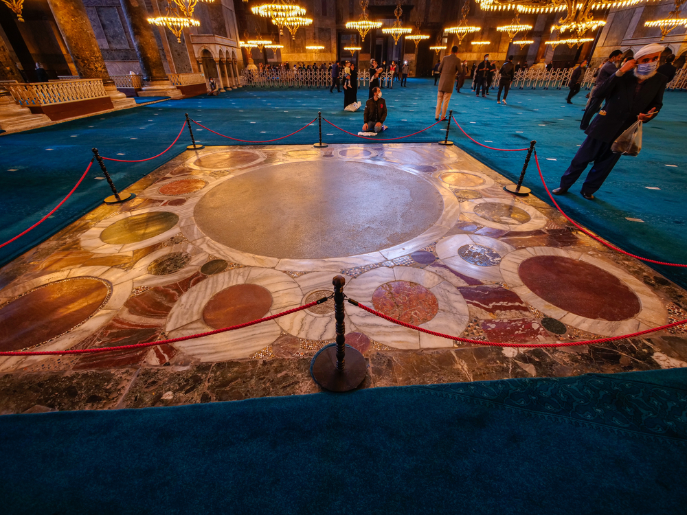 Marmorboden des Omphalion in der Hagia Sophia mit kreisförmigem Krönungsstein-Muster auf dem historischen Bodenniveau im Innenraum