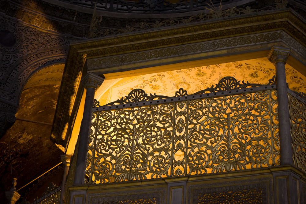 Innenansicht der Sultanenloge in der Hagia Sophia mit beleuchtetem osmanischem Gebetsbereich in der historischen Moschee in Istanbul